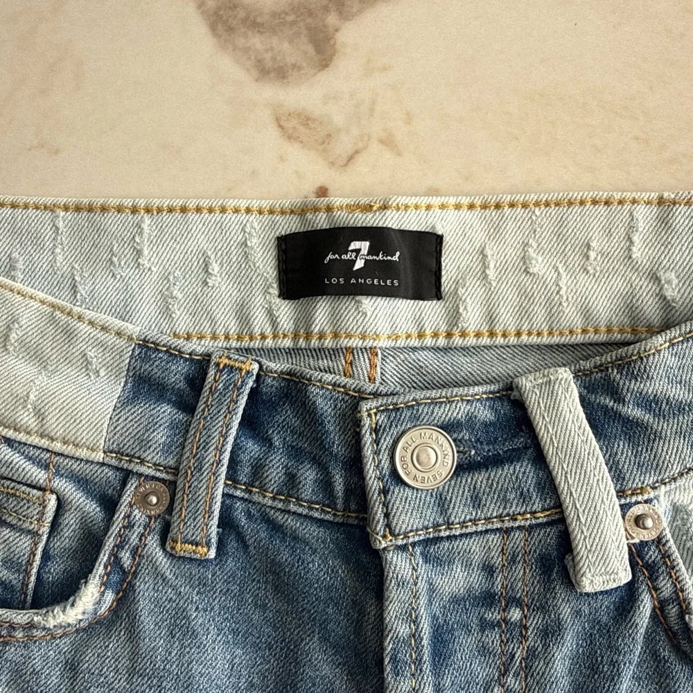 EUC 7 for All Mankind Light Wash Women's Skinny Jeans with Subtle Distress - Picture 2 of 9